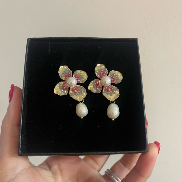 🌸Flower Pearl Stud Earrings Dangle 🌸 - Picture 2 of 3